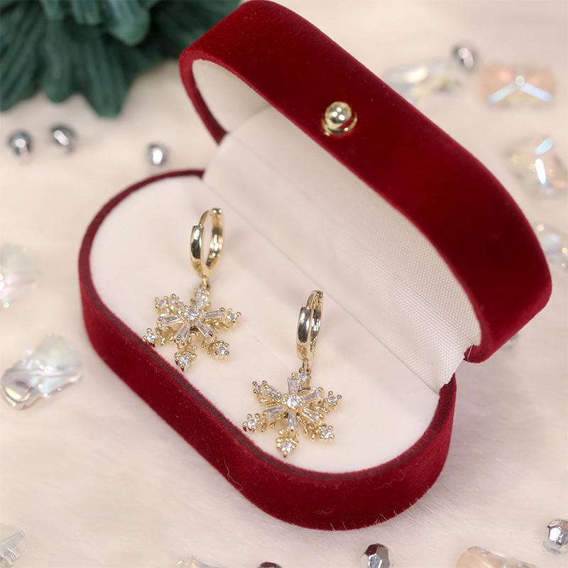 Super flash zircon snowflake ear buckle autumn and winter Christmas atmosphere earrings fashion high sense earrings women
Super flash zircon snowflake ear buckle autumn and winter Christmas atmosphere earrings fashion high sense earrings women
