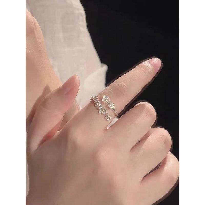 Ring - Flowing Floral Pattern Opening Ring - Adjustable Simple and Three-dimensional Flower Design - Ring for Index Finger Little flower
Ring - Flowing Floral Pattern Opening Ring - Adjustable Simple and Three-dimensional Flower Design - Ring for Index Finger Little flower