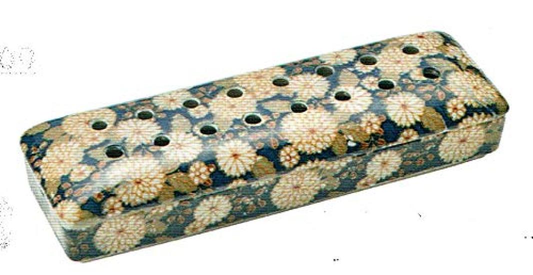 Nakamura Shoji Incense Burner with Lid, Kikukomachi
Nakamura Shoji Incense Burner with Lid, Kikukomachi