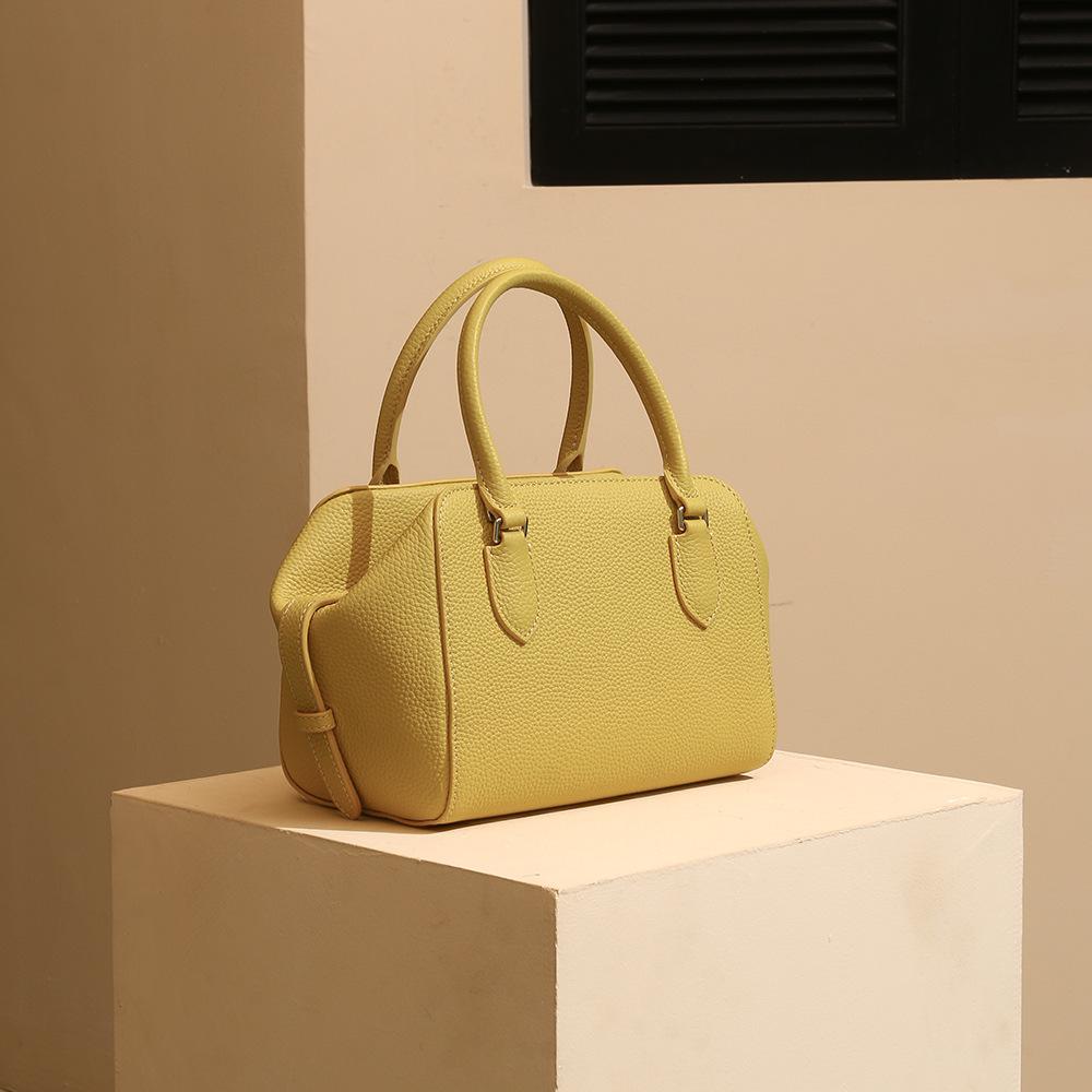 Leather women s bags, large-capacity zipper bags, messenger bags, women s 2025 new fashionable and simple handbags
Leather women s bags, large-capacity zipper bags, messenger bags, women s 2025 new fashionable and simple handbags