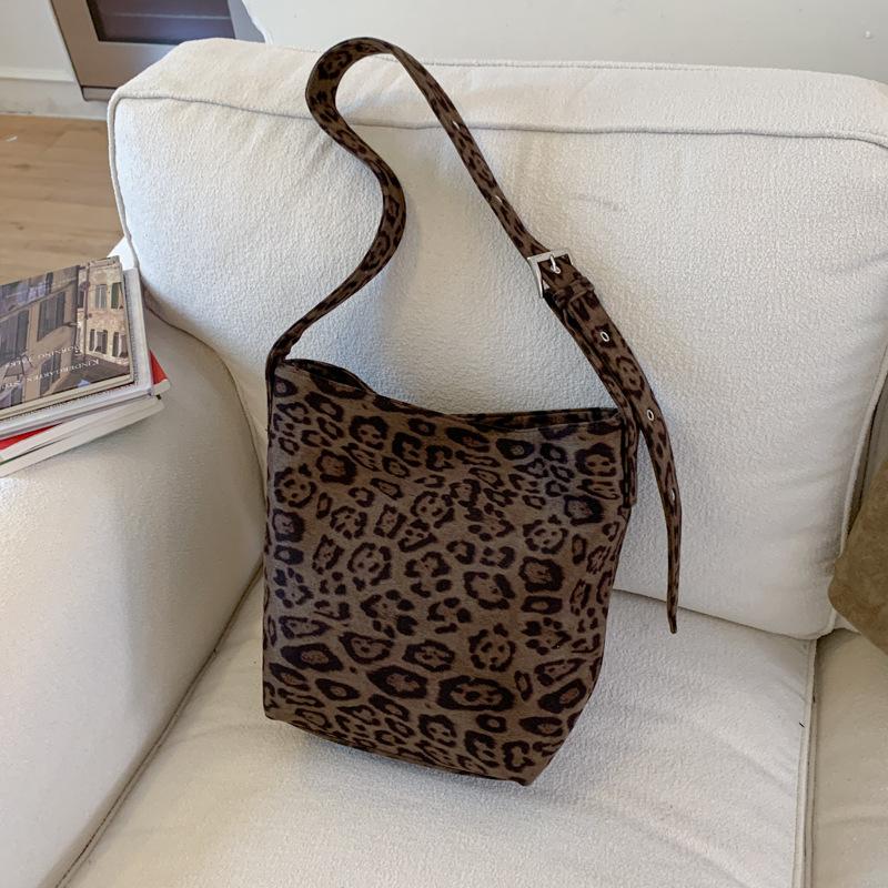 Leopard Print Large Capacity Autumn and Winter Versatile Frosted Retro Single Shoulder Crossbody Bag Commuting Tote Bag
Leopard Print Large Capacity Autumn and Winter Versatile Frosted Retro Single Shoulder Crossbody Bag Commuting Tote Bag