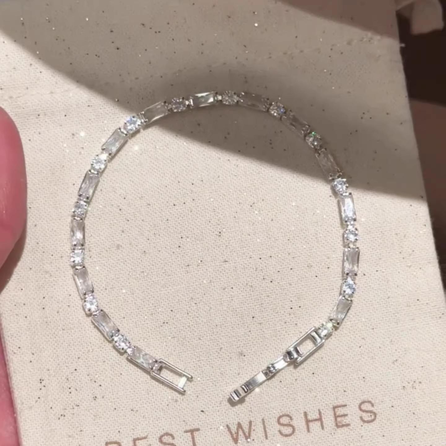 Exquisite Colorful Zircon Crystal Bracelet for Women Girls Fashion Geometric Small Square Rhinestone Bracelet Party Jewelry Gift
Exquisite Colorful Zircon Crystal Bracelet for Women Girls Fashion Geometric Small Square Rhinestone Bracelet Party Jewelry Gift