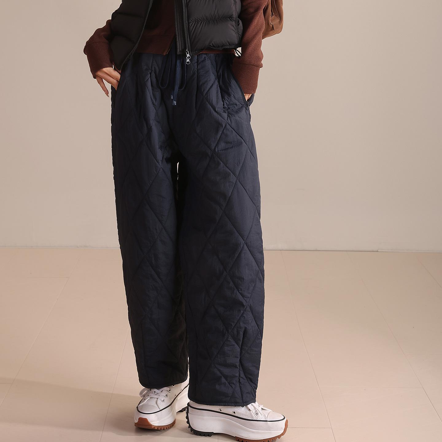 Winter Diamond Quilted Wide-Leg Balloon Pants with Elastic Waist Large темно-синього кольору
Winter Diamond Quilted Wide-Leg Balloon Pants with Elastic Waist Large темно-синього кольору