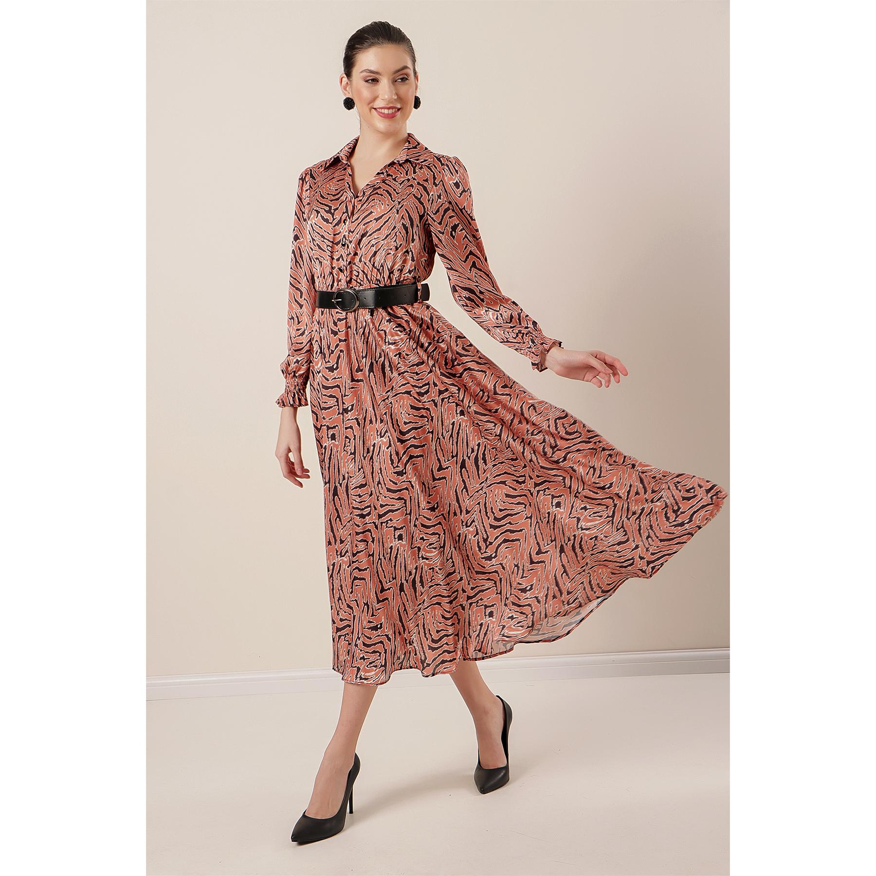 Платье сатинировки с подкладкой по образцу зебры и поясом на полупуговицах спереди 
Платье сатинировки с подкладкой по образцу зебры и поясом на полупуговицах спереди