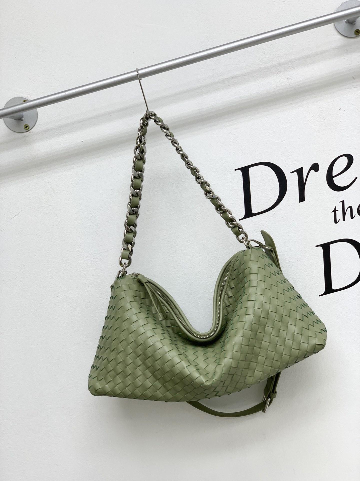 Cross Border 2024 / New Woven Lunch Box Chain Large Capacity Bag Fashionable Versatile Hand-held Single Shoulder Diagonal Women s 40x20x15cm
Cross Border 2024 / New Woven Lunch Box Chain Large Capacity Bag Fashionable Versatile Hand-held Single Shoulder Diagonal Women s 40x20x15cm