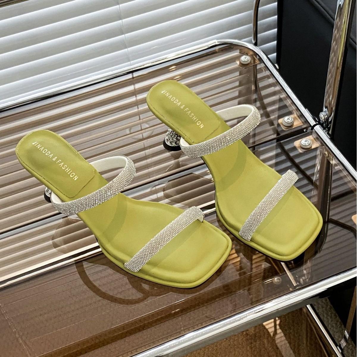 High-heeled metal thin-heeled cool slippers 2025 new summer beautiful rhinestone square head slippers 34 чёрный
High-heeled metal thin-heeled cool slippers 2025 new summer beautiful rhinestone square head slippers 34 чёрный