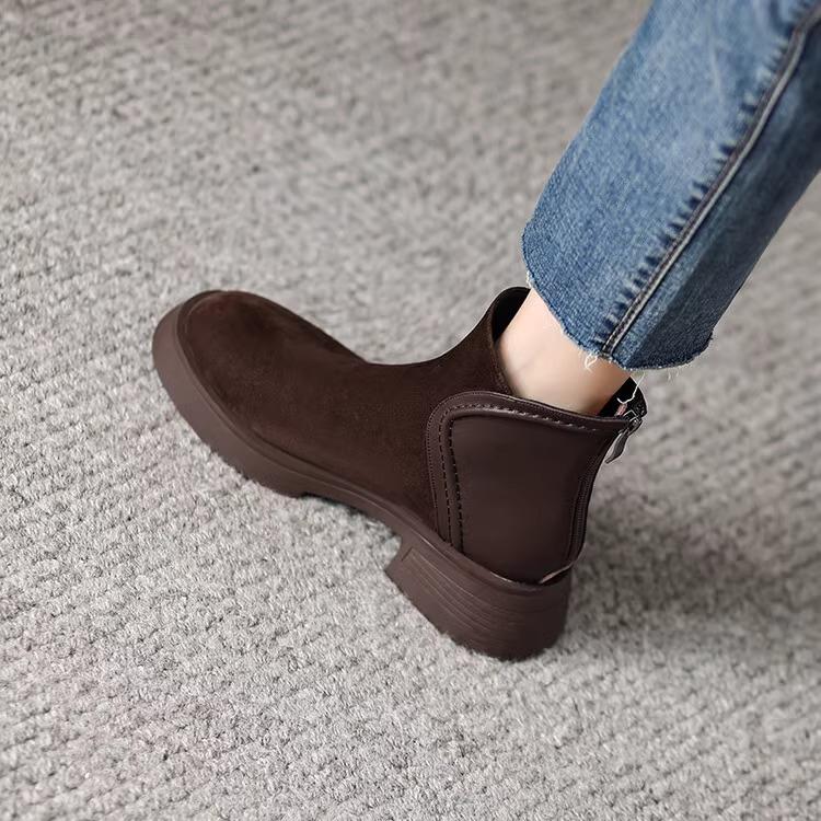 British style frosted short boots for women with thick soles for autumn and winter new leather and suede versatile men s boots 39 коричневий
British style frosted short boots for women with thick soles for autumn and winter new leather and suede versatile men s boots 39 коричневий