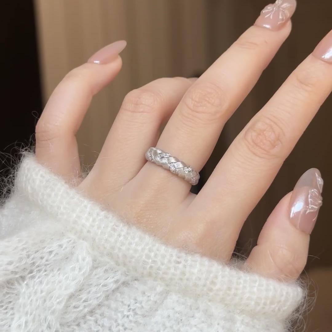 2026 Fashion Niche Retro Hand-brushed Woven Wheat Ear Ring Simple and Versatile Lock Ingot Ring Women s Ring Resizable
2026 Fashion Niche Retro Hand-brushed Woven Wheat Ear Ring Simple and Versatile Lock Ingot Ring Women s Ring Resizable