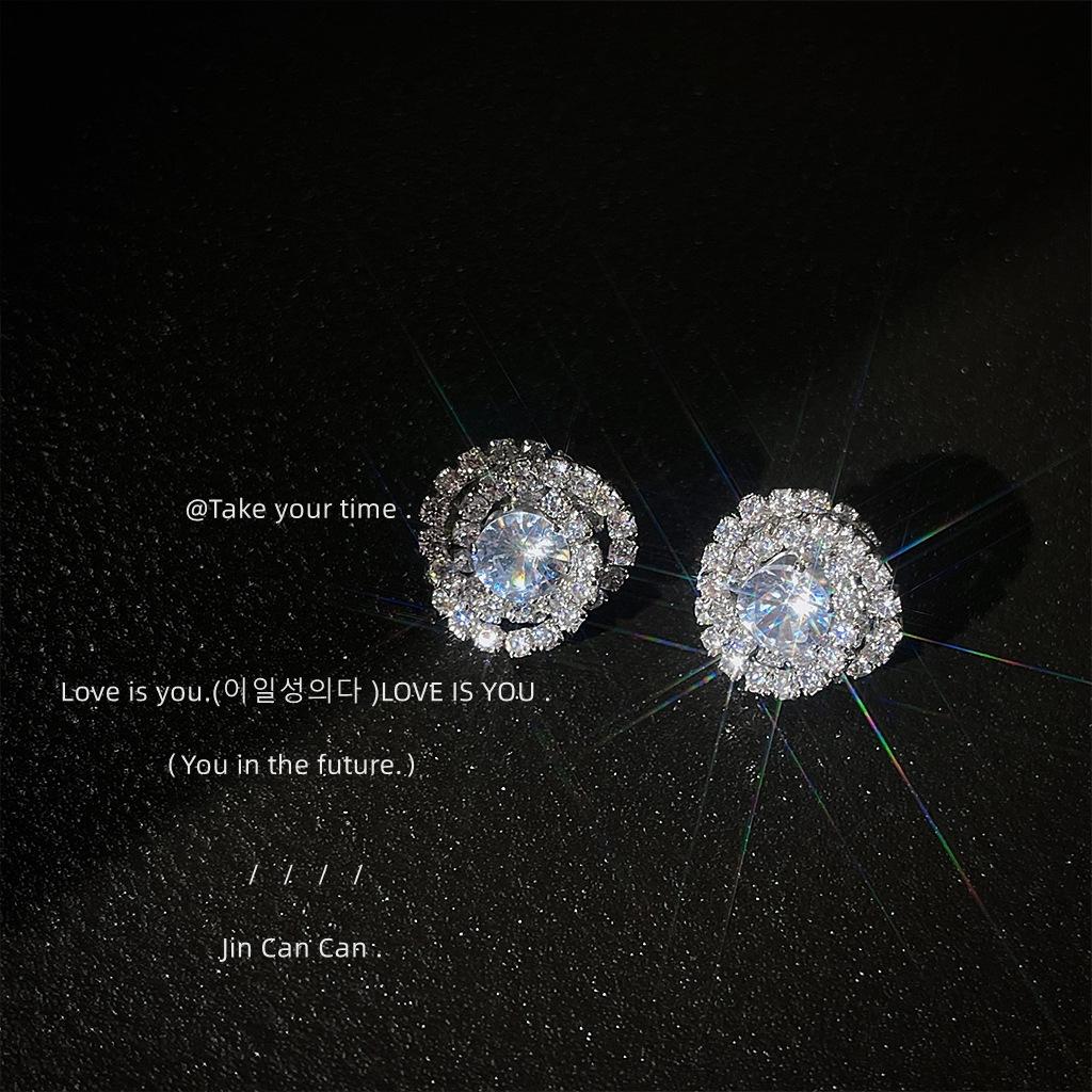Micro-set zircon luxury round earrings multi-layer three-dimensional design sense line commuter geometric earrings
Micro-set zircon luxury round earrings multi-layer three-dimensional design sense line commuter geometric earrings