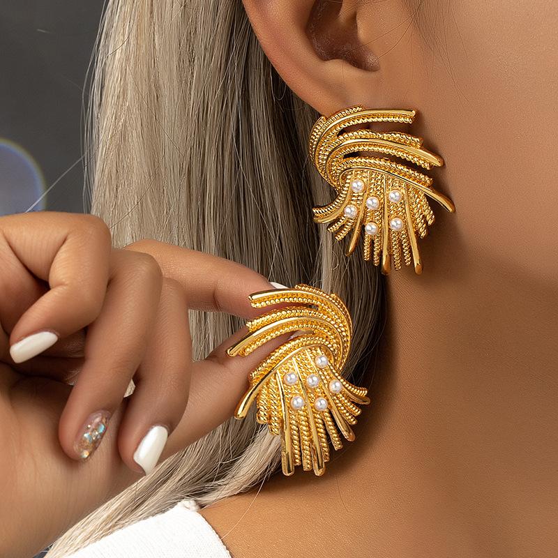 French Retro Court Style Gold Fireworks Set With Pearls Metal Earrings, Simple And High-end Earrings For Women
French Retro Court Style Gold Fireworks Set With Pearls Metal Earrings, Simple And High-end Earrings For Women