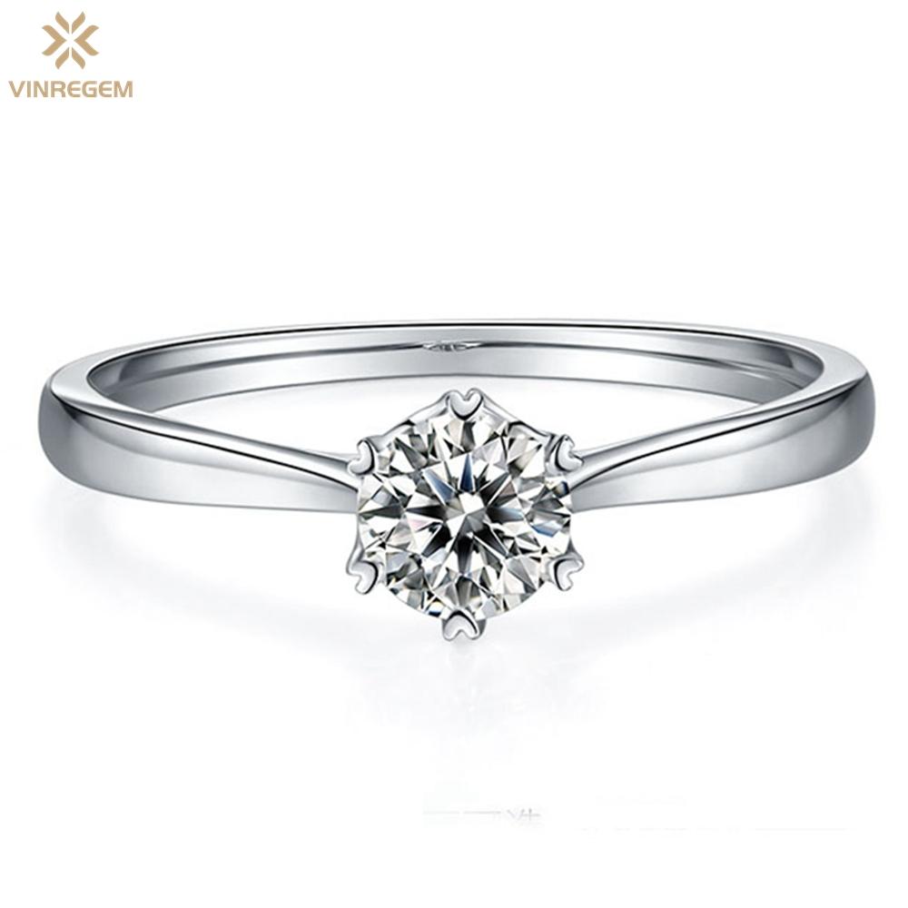 Vinregem Classic 100% 925 стерлингового серебра VVS1 0.5CT D Цвет Настоящий муассанит Бриллиант Свадебная помолвка Тонкие ювелирные изделия Кольцо для женщин Подарок
Vinregem Classic 100% 925 стерлингового серебра VVS1 0.5CT D Цвет Настоящий муассанит Бриллиант Свадебная помолвка Тонкие ювелирные изделия Кольцо для женщин Подарок