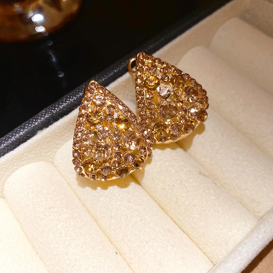 Diamond-encrusted hollow water drop pendant, ear buckle, European and American retro fashion temperament earrings, light luxury high-end earrings
Diamond-encrusted hollow water drop pendant, ear buckle, European and American retro fashion temperament earrings, light luxury high-end earrings