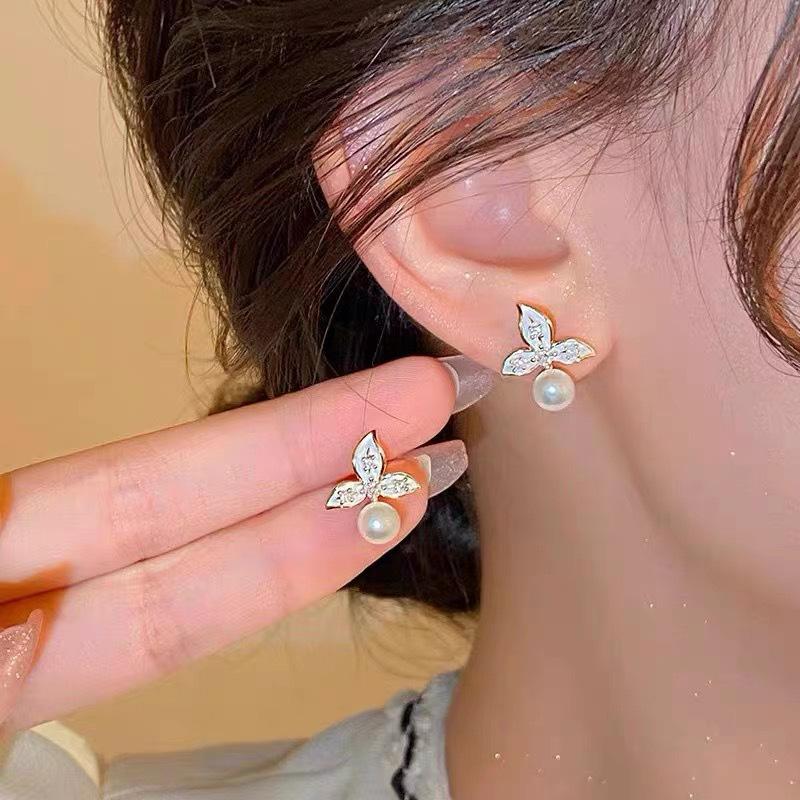 Light luxury camellia design stud earrings women s fashion pearl earrings without ear clips versatile mosquito coil disc earrings
Light luxury camellia design stud earrings women s fashion pearl earrings without ear clips versatile mosquito coil disc earrings