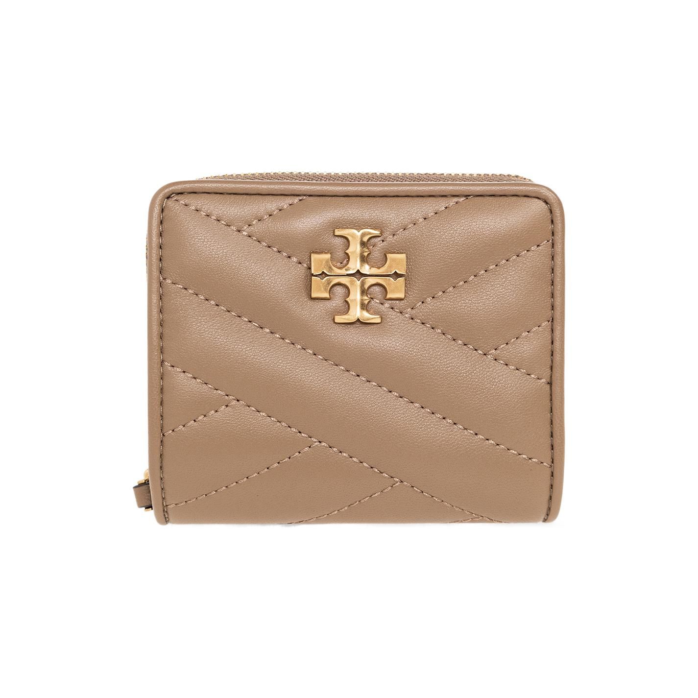 Tory Burch Kira Gold Metal Element Brand Logo V Quilted Leather Wallet Women wallet Gray-Brown 90344-250 Basic Set (Bag+Dust Bag)
Tory Burch Kira Gold Metal Element Brand Logo V Quilted Leather Wallet Women wallet Gray-Brown 90344-250 Basic Set (Bag+Dust Bag)