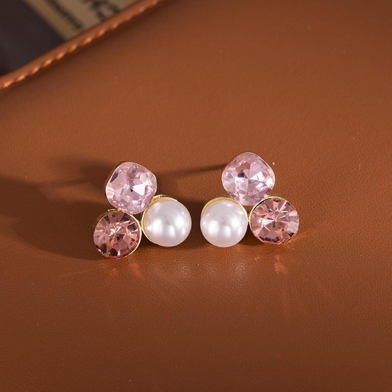 Fresh Temperament Pearl Crystal Sugar Cube Stud Earrings Light Luxury Gentle Niche Design Versatile Fashion Earrings
Fresh Temperament Pearl Crystal Sugar Cube Stud Earrings Light Luxury Gentle Niche Design Versatile Fashion Earrings