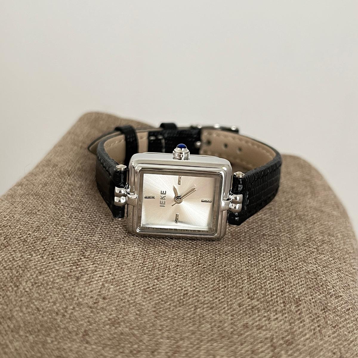 IEKE hot-selling small gold watch, female light luxury niche student retro high-end leather quartz watch
IEKE hot-selling small gold watch, female light luxury niche student retro high-end leather quartz watch