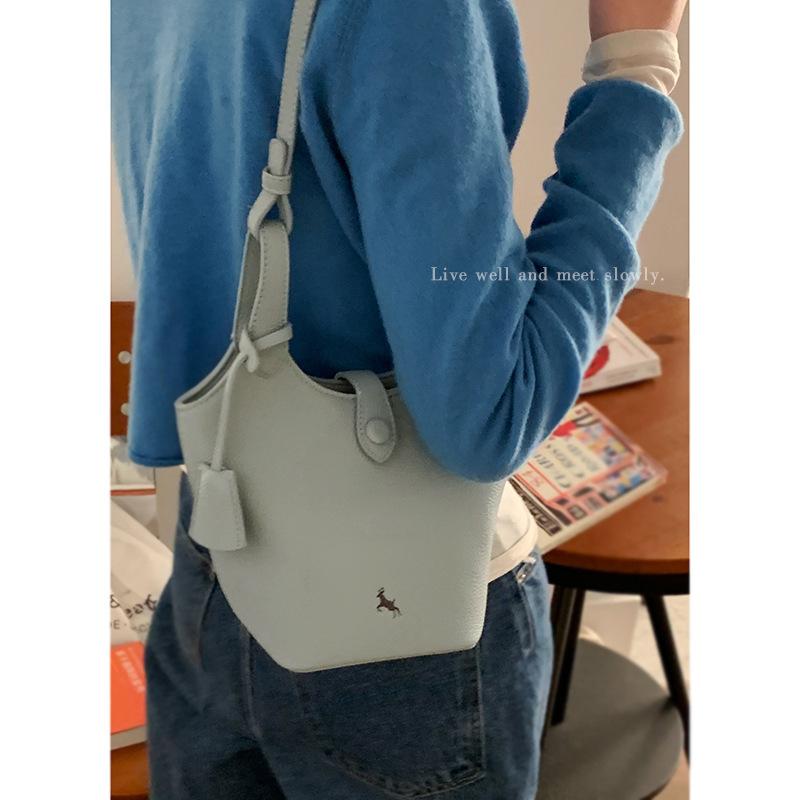 Fashion handbag, small bag, your new female lychee pattern bucket bag, versatile messenger vegetable basket bag.
Fashion handbag, small bag, your new female lychee pattern bucket bag, versatile messenger vegetable basket bag.