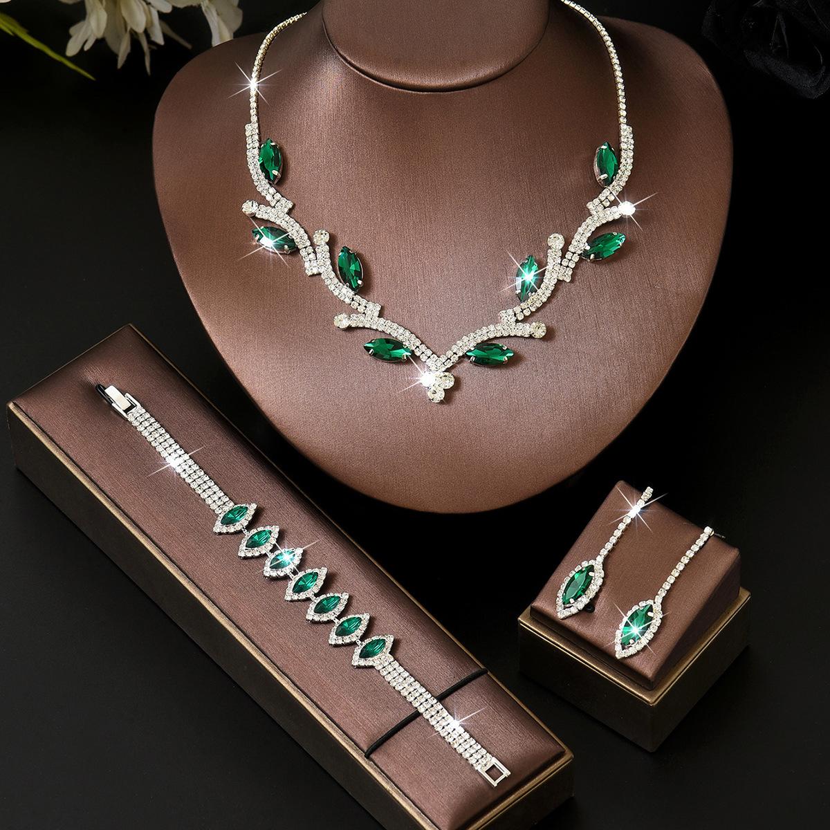 European and American Light Luxury Court Style Full Diamond Geometric Collarbone Chain New High-end Rhinestone Leaf Necklace Earrings Set Female 2026 45CM
European and American Light Luxury Court Style Full Diamond Geometric Collarbone Chain New High-end Rhinestone Leaf Necklace Earrings Set Female 2026 45CM