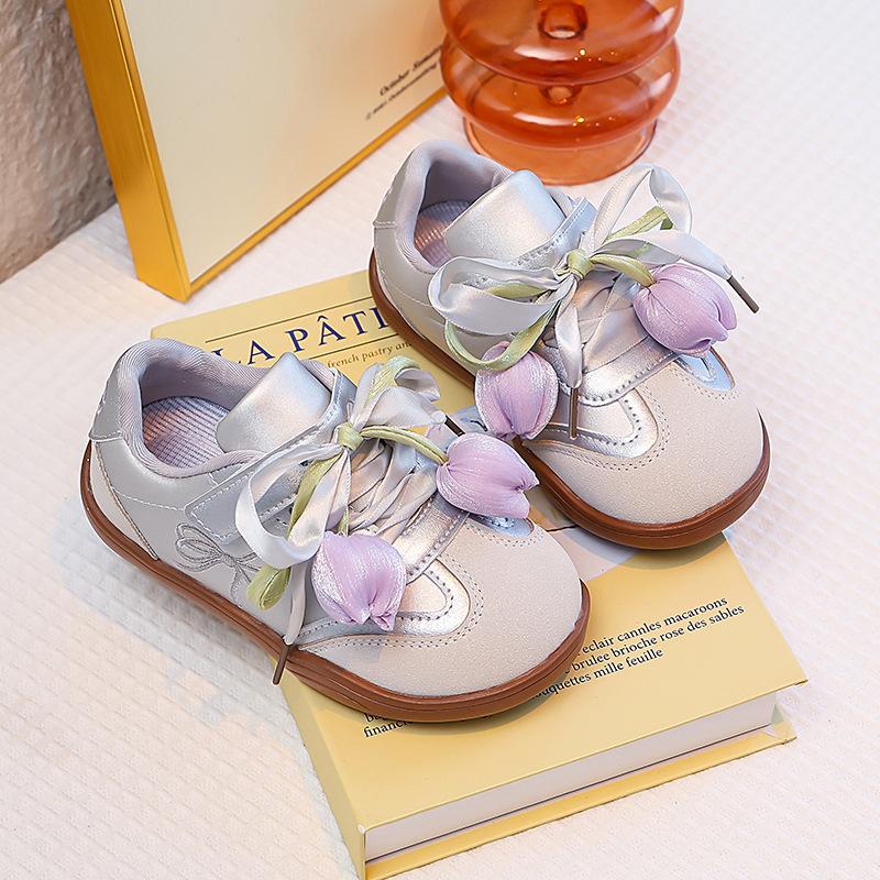 Girls German training shoes soft-soled silver sneakers 2025 autumn new leather tulip board shoes children s casual shoes 23-25 yards, 3 pairs in one hand срібний
Girls German training shoes soft-soled silver sneakers 2025 autumn new leather tulip board shoes children s casual shoes 23-25 yards, 3 pairs in one hand срібний
