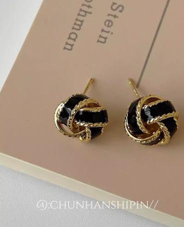 Niche French retro high-end S silver needle cream white concentric knot earrings stud earrings temperament earrings light luxury чорний
Niche French retro high-end S silver needle cream white concentric knot earrings stud earrings temperament earrings light luxury чорний