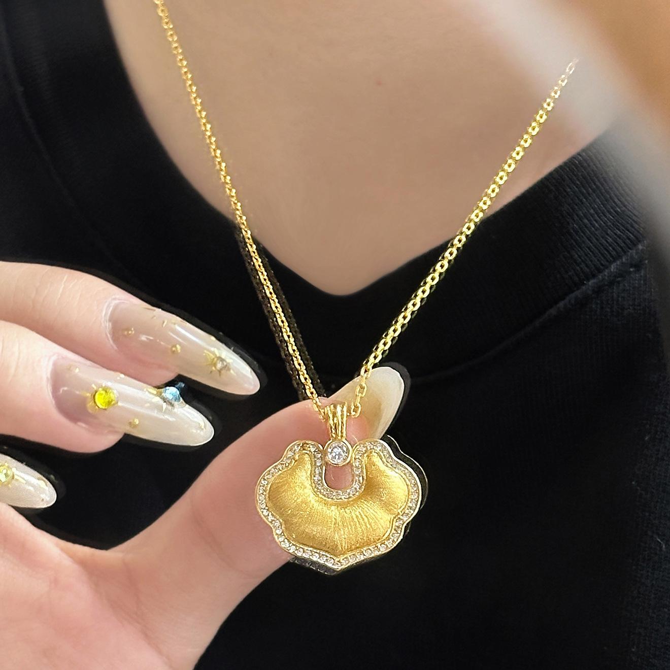 Douyin popular new Chinese brushed auspicious cloud lock pendant necklace advanced design sense of national tide collarbone chain золотий
Douyin popular new Chinese brushed auspicious cloud lock pendant necklace advanced design sense of national tide collarbone chain золотий