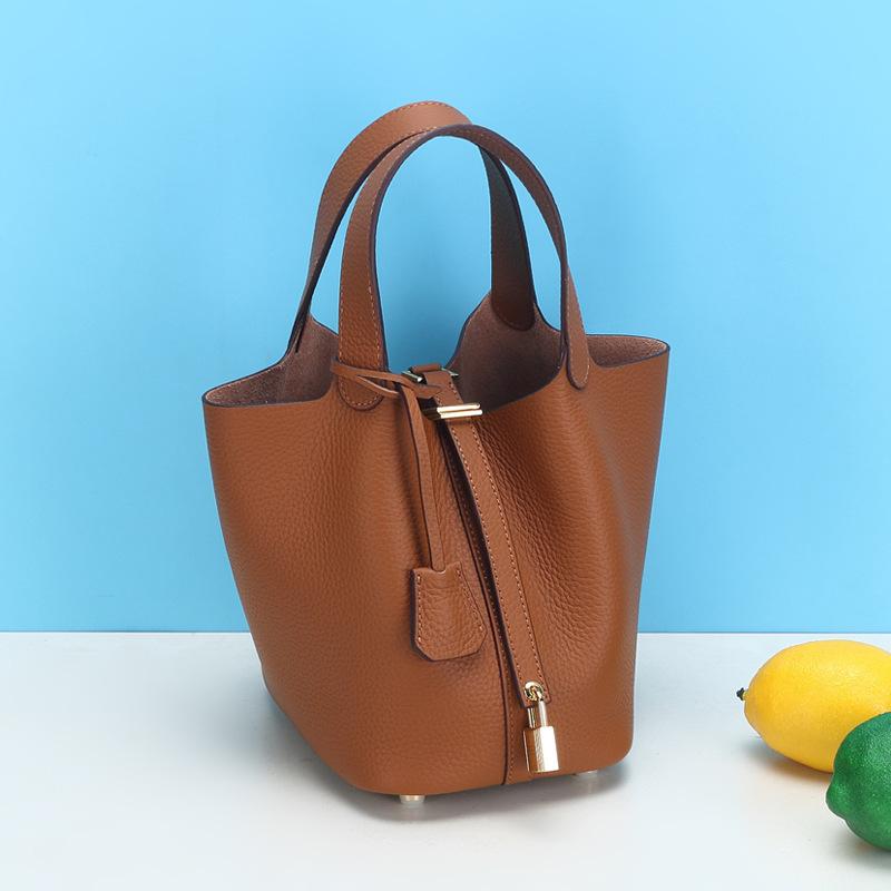 Golden buckle vegetable basket bag, women s bucket bag, leather fashion casual soft leather handbag, top layer cowhide mother and child bag Small size
Golden buckle vegetable basket bag, women s bucket bag, leather fashion casual soft leather handbag, top layer cowhide mother and child bag Small size
