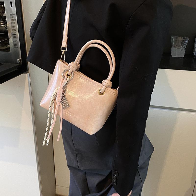 2025 retro bag new commuter large capacity messenger portable tote shoulder bucket bag 23*9*14
2025 retro bag new commuter large capacity messenger portable tote shoulder bucket bag 23*9*14