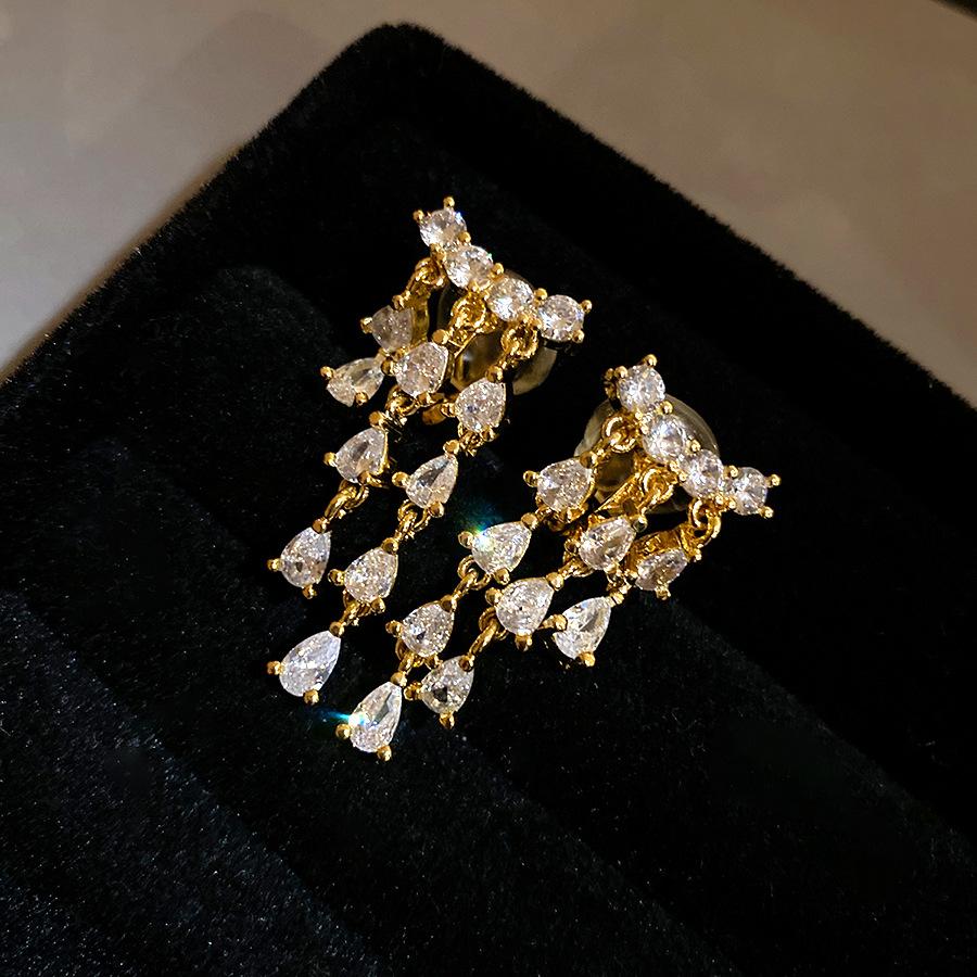 K real gold electroplated zircon water drop fringed ear clips exquisite fashion temperament earrings light luxury high-end earrings women
K real gold electroplated zircon water drop fringed ear clips exquisite fashion temperament earrings light luxury high-end earrings women