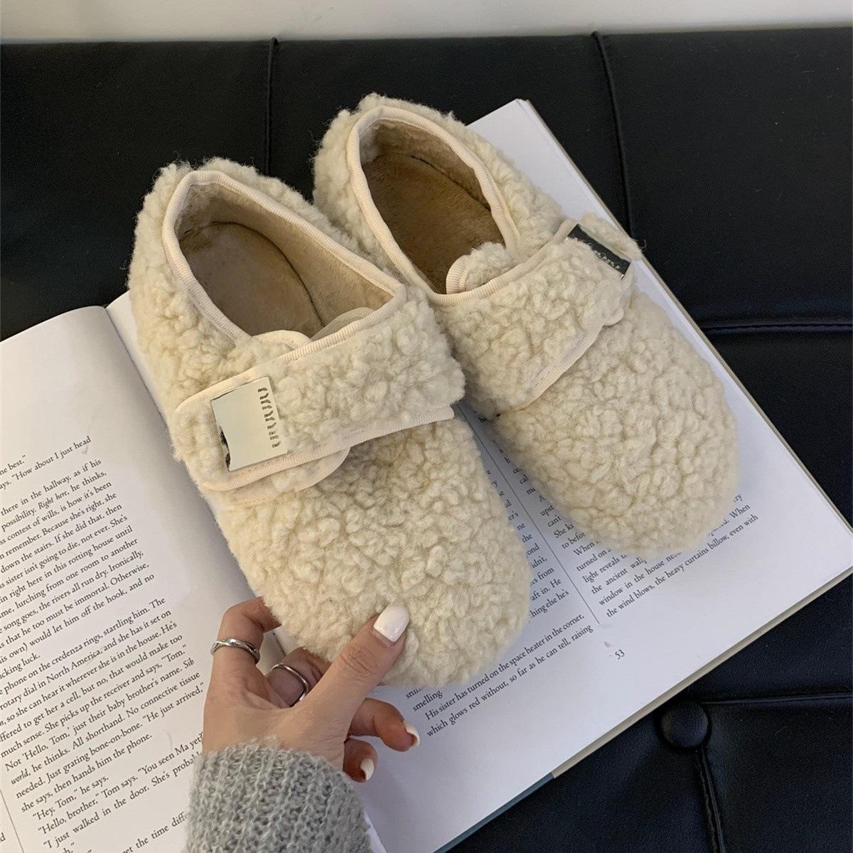 Niche metal buckle wool shoes women s outer wear velvet warm soft sole Velcro casual shoes 40 бежевий
Niche metal buckle wool shoes women s outer wear velvet warm soft sole Velcro casual shoes 40 бежевий