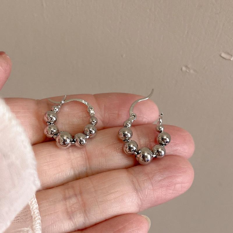 Metal smooth round pendant, ear buckle, European and American retro simple fashion earrings, light luxury high-end earrings, women
Metal smooth round pendant, ear buckle, European and American retro simple fashion earrings, light luxury high-end earrings, women
