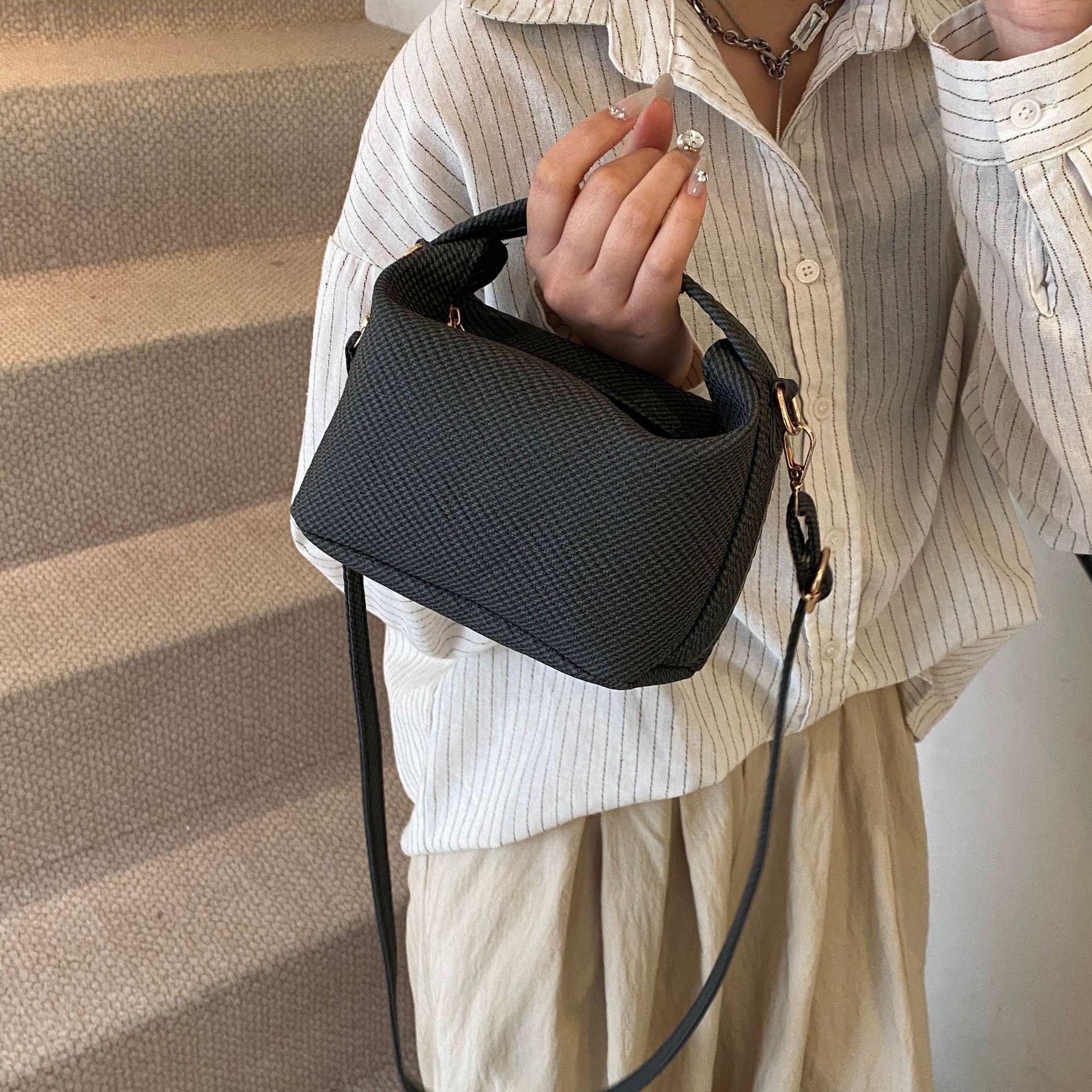 Large capacity fashion striped handbag bag women s simple and versatile shoulder trendy messenger bag чорний
Large capacity fashion striped handbag bag women s simple and versatile shoulder trendy messenger bag чорний