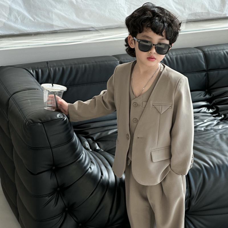 Комплект костюма для хлопчиків у корейському стилі, багатоколірний - Весняно-осінній формальний одяг з жилетом 160cm
Комплект костюма для хлопчиків у корейському стилі, багатоколірний - Весняно-осінній формальний одяг з жилетом 160cm