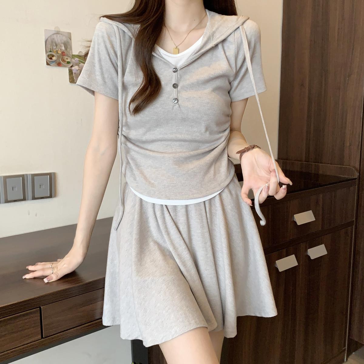 Chic Slimming Women’s Summer Set: Slim-fit Hooded Tee & High-waisted Pleated Mini Skirt M (80-100 Catty)
Chic Slimming Women’s Summer Set: Slim-fit Hooded Tee & High-waisted Pleated Mini Skirt M (80-100 Catty)