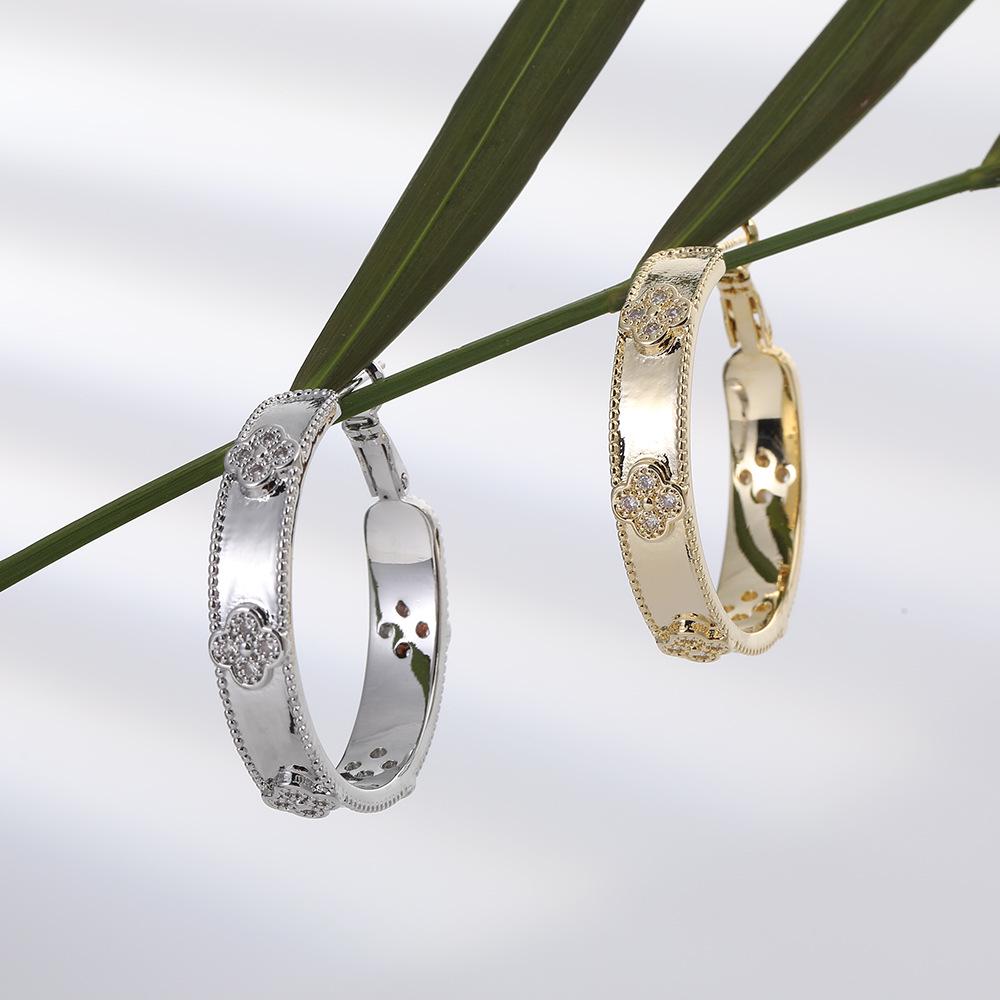 Luxury Kaleidoscope Zircon Hoop Earrings: Gold-Plated Copper with Micro-Inlaid Detail
Luxury Kaleidoscope Zircon Hoop Earrings: Gold-Plated Copper with Micro-Inlaid Detail