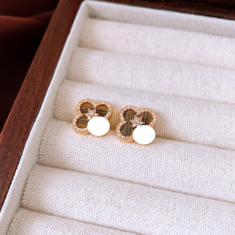 Silver Needle Multi-layer Letter Twill Zircon Pearl Earrings Medieval Vintage Light Luxury Stud Earrings Versatile Earrings
Silver Needle Multi-layer Letter Twill Zircon Pearl Earrings Medieval Vintage Light Luxury Stud Earrings Versatile Earrings