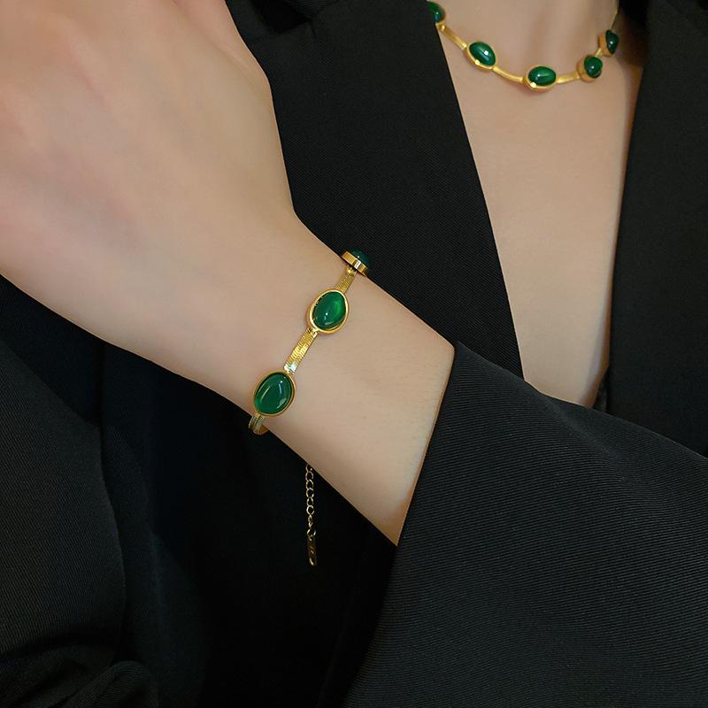 Titanium steel five emerald necklace women s set premium design sense collarbone chain necklace accessories
Titanium steel five emerald necklace women s set premium design sense collarbone chain necklace accessories