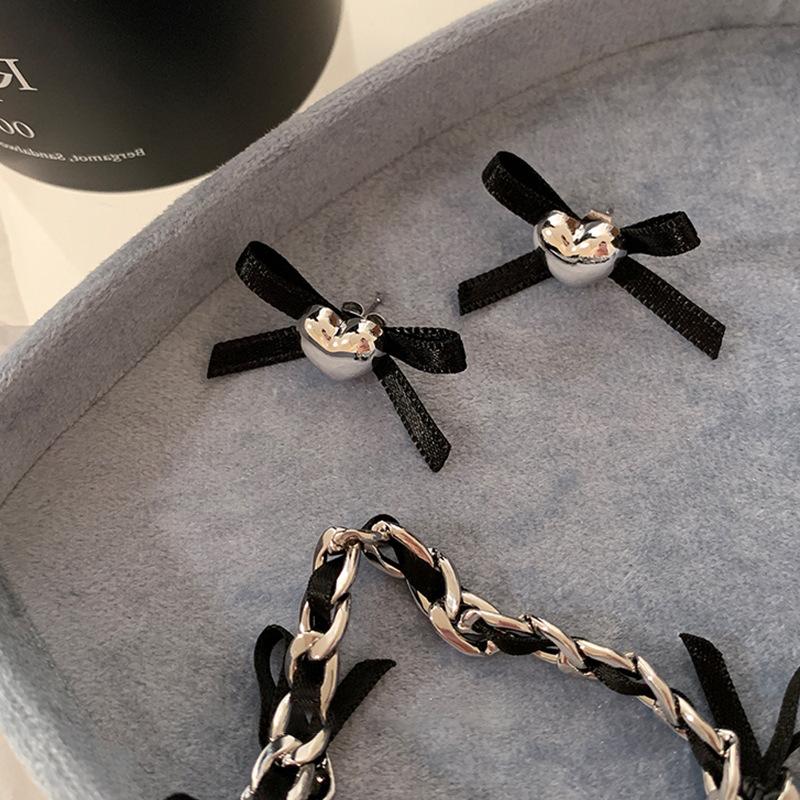 Серьги-гвоздики с бантиками из металлической ленты «Любовь» для женщин, уникальная индивидуальность, милый темперамент, элегантные универсальные серьги
Серьги-гвоздики с бантиками из металлической ленты «Любовь» для женщин, уникальная индивидуальность, милый темперамент, элегантные универсальные серьги