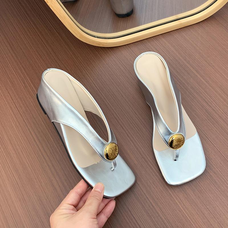 Женские летние новые фиолетовые шлепанцы с металлическими круглыми пряжками и танкеткой, увеличивающей рост, с носком в елочку 40 серебряный
Женские летние новые фиолетовые шлепанцы с металлическими круглыми пряжками и танкеткой, увеличивающей рост, с носком в елочку 40 серебряный