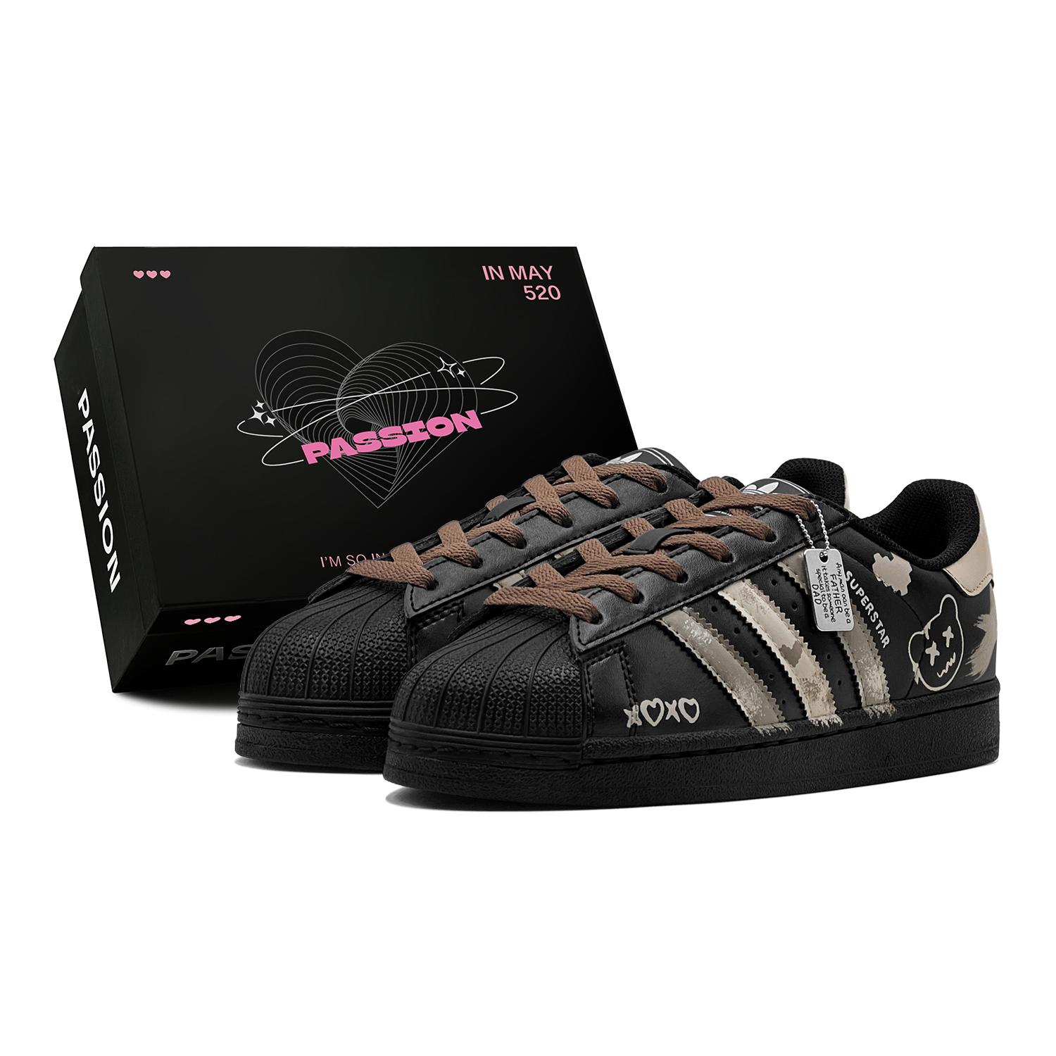 Adidas Originals Superstar 2 Couple s, Romantic Treats, Heart Bear, Cute Anti Aging Low top Skateboard Shoes Women s JH9977(TeamS2-S-BOX) 36
Adidas Originals Superstar 2 Couple s, Romantic Treats, Heart Bear, Cute Anti Aging Low top Skateboard Shoes Women s JH9977(TeamS2-S-BOX) 36