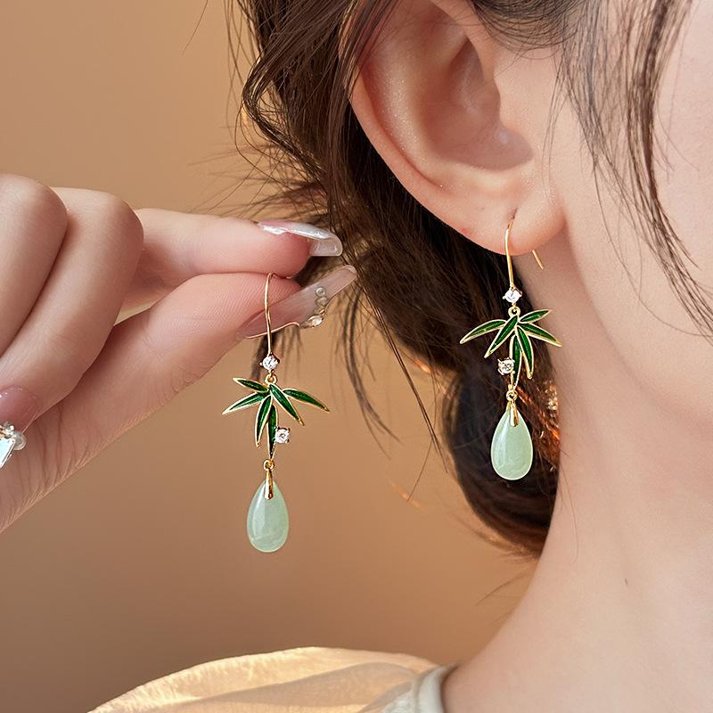 Drip oil maple leaf water drop fringed earrings New Chinese high-end earrings Fashion temperament Versatile earrings
Drip oil maple leaf water drop fringed earrings New Chinese high-end earrings Fashion temperament Versatile earrings