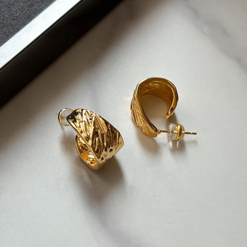Sterling silver retro premium sense metal heavy industry handmade hammer ring earrings k real gold electroplated earrings women
Sterling silver retro premium sense metal heavy industry handmade hammer ring earrings k real gold electroplated earrings women
