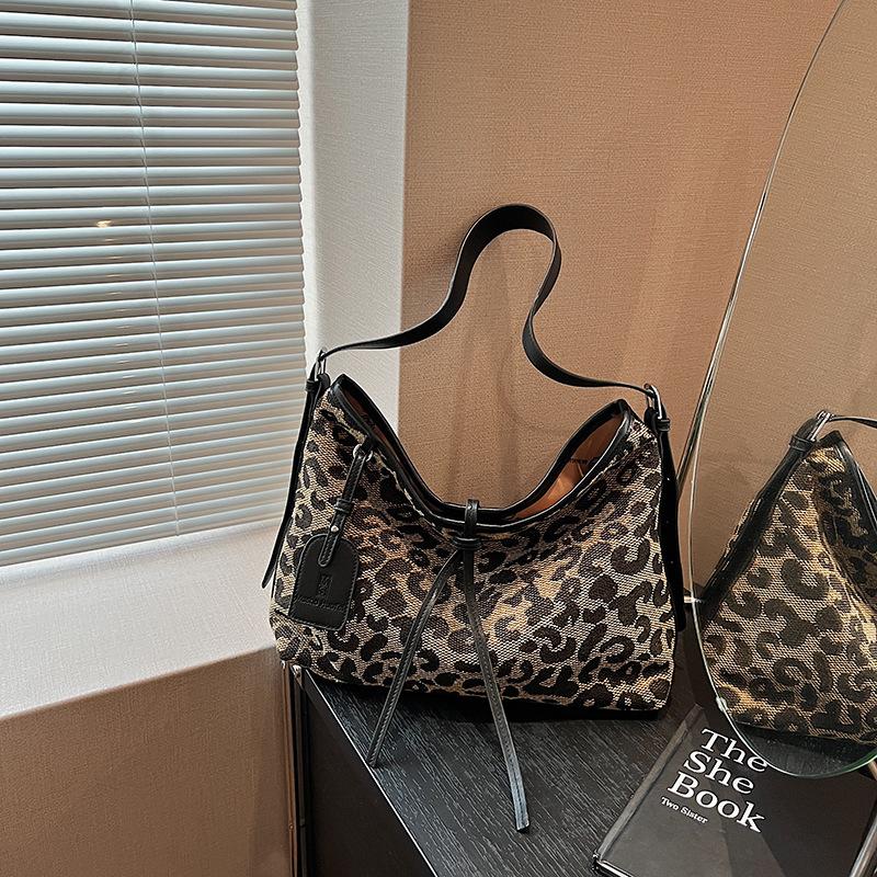 Korean version of casual large-capacity women s bag 2025 new fashion leopard print tote bag niche shoulder messenger bag коричневий
Korean version of casual large-capacity women s bag 2025 new fashion leopard print tote bag niche shoulder messenger bag коричневий