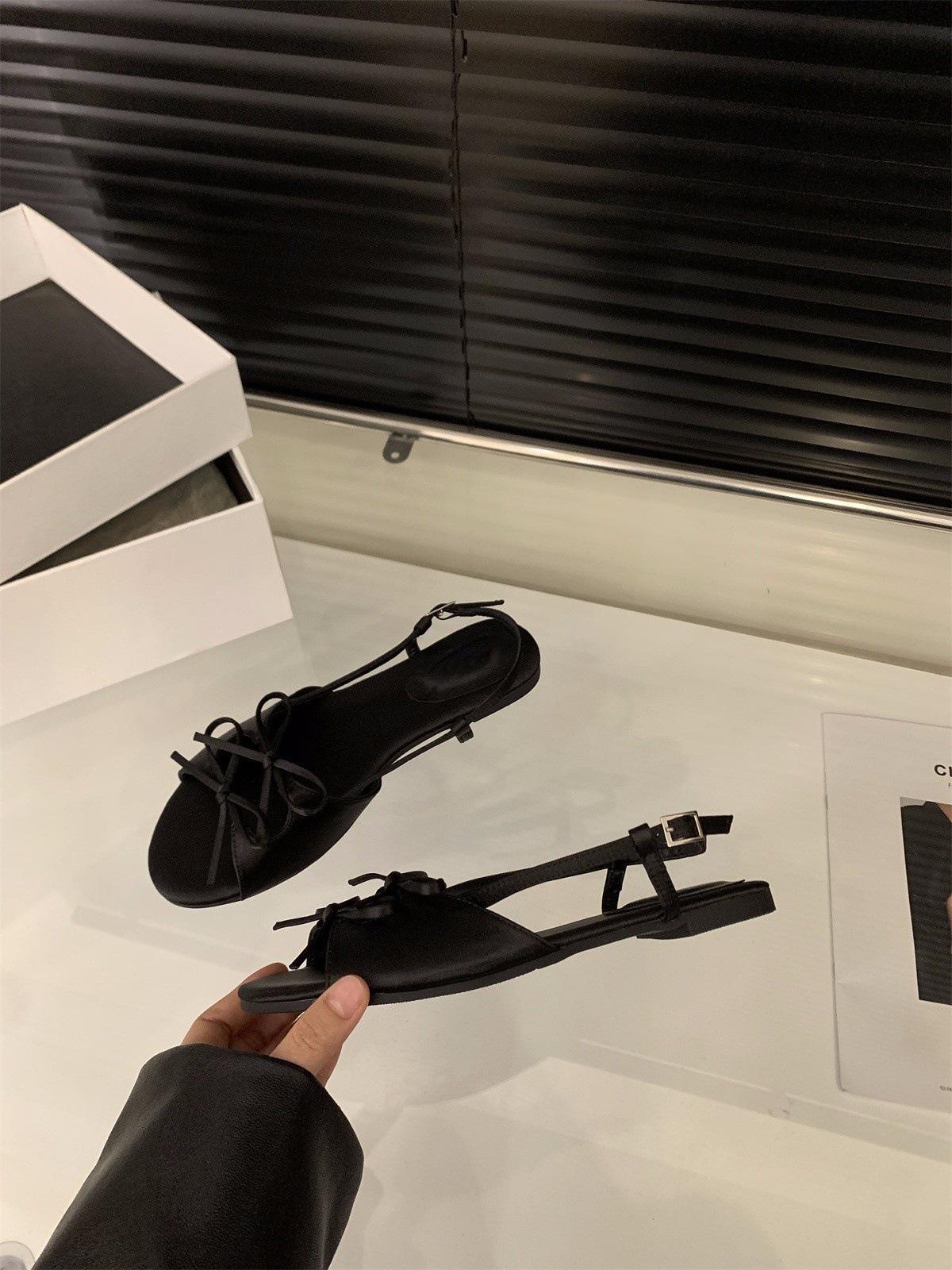 Черные темпераментные атласные босоножки с бантом женская обувь 2025 новая летняя французская с юбкой плоская римская обувь 35