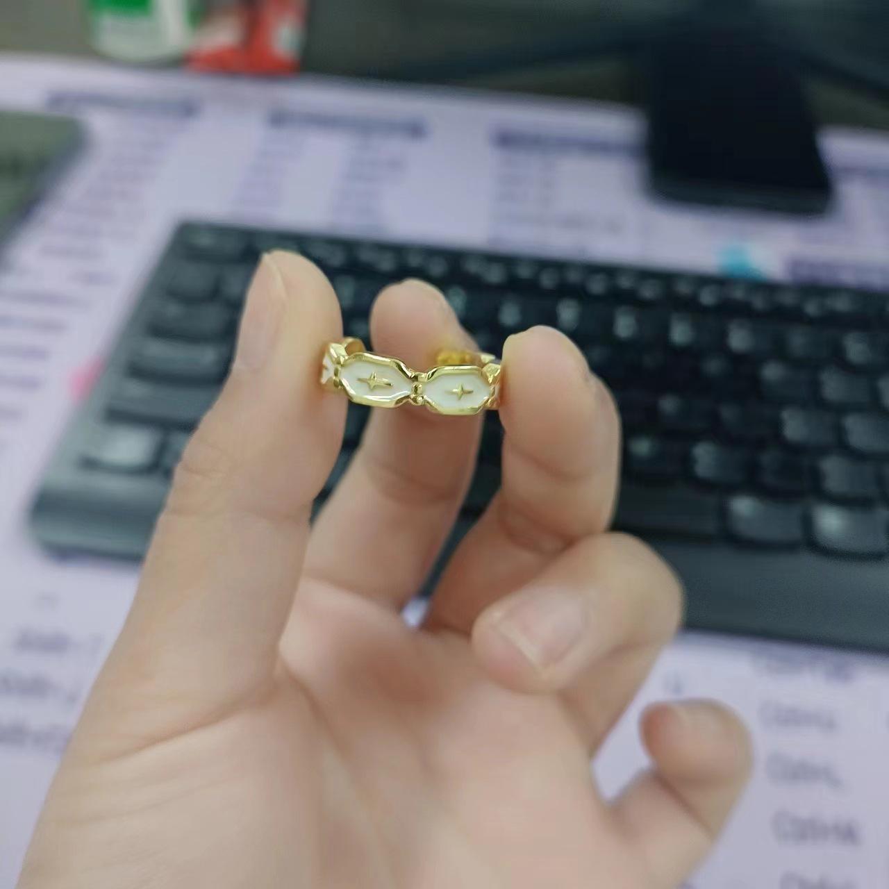 Женское эмалевое кольцо с узором в виде синего креста — элитный, нишевый дизайн, легкий роскошный стиль, идеально подходит для подарка.
Женское эмалевое кольцо с узором в виде синего креста — элитный, нишевый дизайн, легкий роскошный стиль, идеально подходит для подарка.