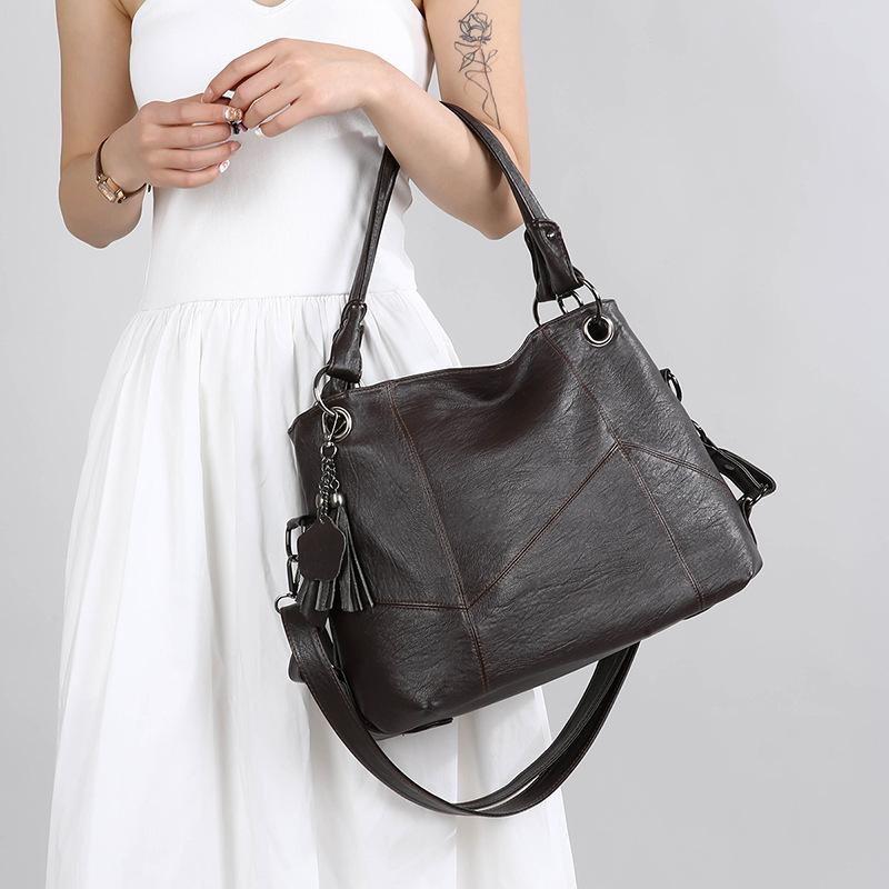 Women s bag new large-capacity handbag fringed soft big bag fashionable oblique span bag shoulder bag коричневий
Women s bag new large-capacity handbag fringed soft big bag fashionable oblique span bag shoulder bag коричневий