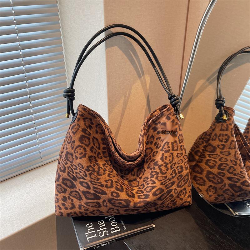 Retro Suede Tote Bag - Large Capacity, Lightweight, Versatile Shoulder & Crossbody Bag 40*12*29 леопардовый/коричневый
Retro Suede Tote Bag - Large Capacity, Lightweight, Versatile Shoulder & Crossbody Bag 40*12*29 леопардовый/коричневый