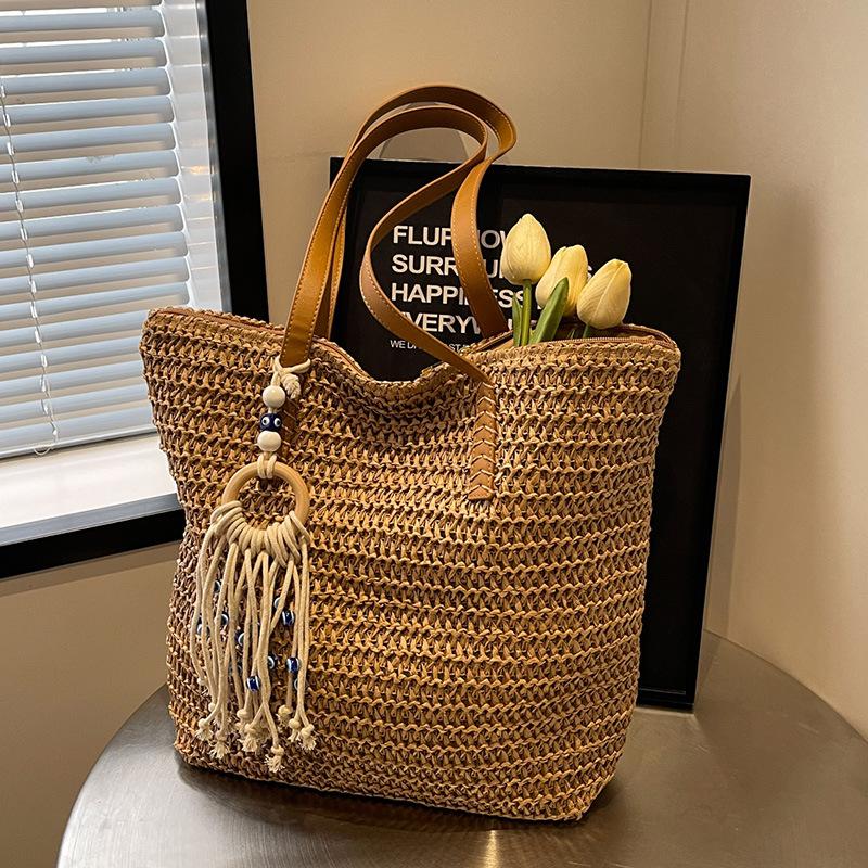 Large Straw Tote Bag: Fashionable, Spacious, and Perfect for Summer Beach Vacations or Casual Use. грязно-белый
Large Straw Tote Bag: Fashionable, Spacious, and Perfect for Summer Beach Vacations or Casual Use. грязно-белый