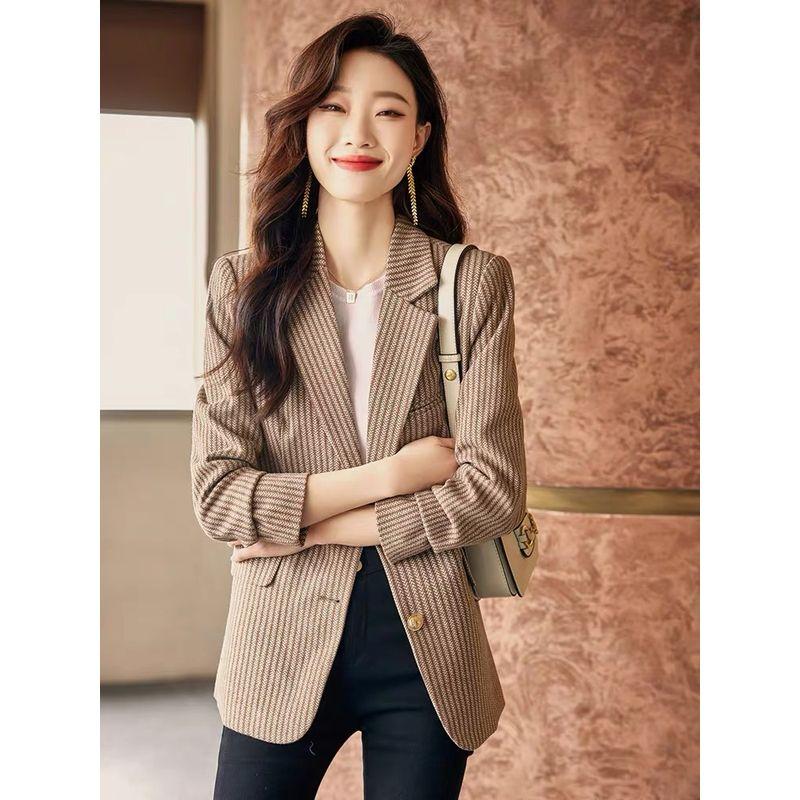 Повседневный пиджак серый в полоску с длинными рукавами Khaki 3XL
Повседневный пиджак серый в полоску с длинными рукавами Khaki 3XL