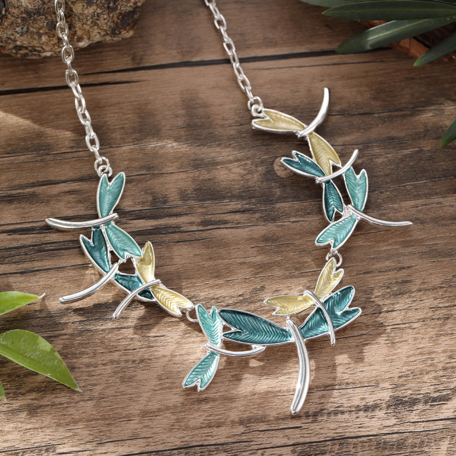 Новое цветное ожерелье с летающей стрекозой, расписанное маслом, летнее маленькое свежее женское простое универсальное ожерелье со стрекозой