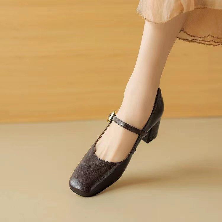 Square head Mary Jane women s shoes 2024 spring new light mouth thick heel gentle fairy style high heel single shoes women s small leather shoes 40 коричневий
Square head Mary Jane women s shoes 2024 spring new light mouth thick heel gentle fairy style high heel single shoes women s small leather shoes 40 коричневий